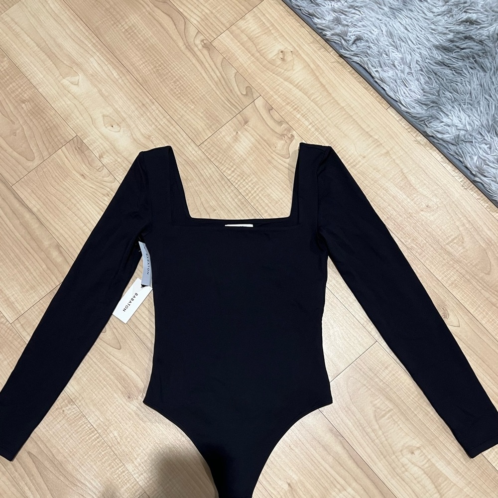 Aritzia |BABTON| contour longsleeve body suit BRAND NEW/NEVER WORN. Size small